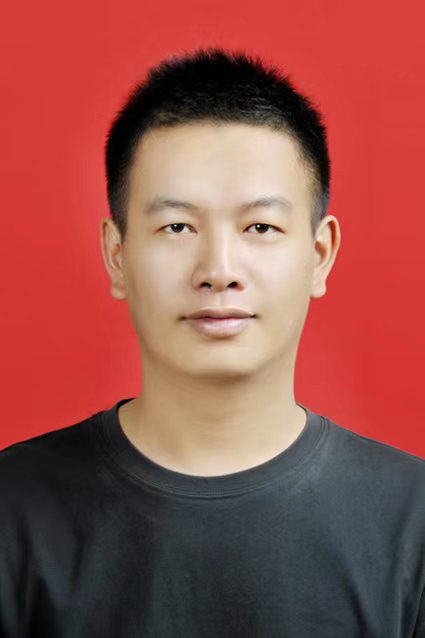 彭李性个人照片.jpg